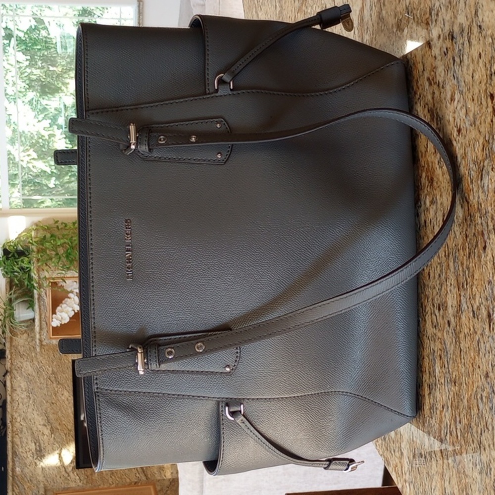 Michael Kors Voyager Tote/Purse